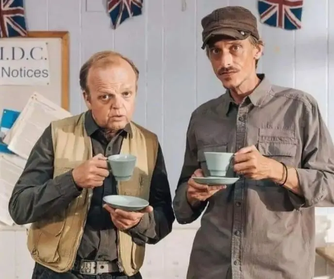 Era un pirata de poco rango que tuvo el honor de ser el portador de una 'pieza de ocho', un ojo de madera; se interesa en la condenación de su alma. 