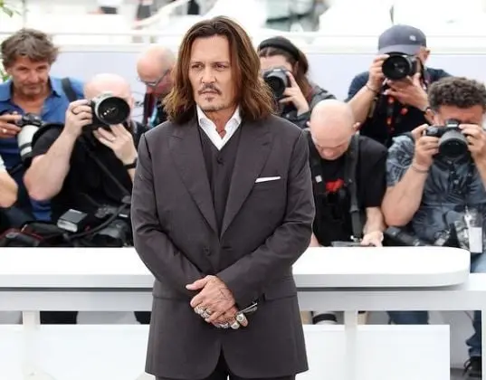 Era un legendario pirata que estaba siendo buscado por las autoridades inglesas por ser un embaucador. Su principal objetivo en la cinta era recuperar su nave, el Perla Negra.