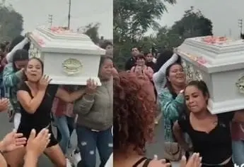 Mujeres dan el último adiós a su amiga. Mujeres dan el último adiós a su amiga.