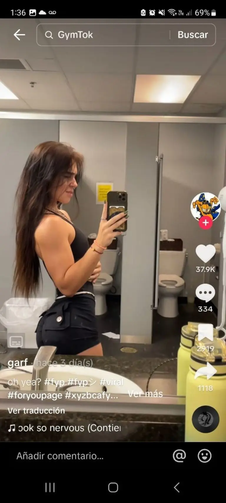 Guapa empleada de Home Depot cautiva las redes - Tomada de video