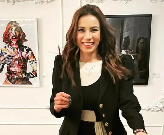 Ten&iacute;a 18 a&ntilde;os cuando entr&oacute; al grupo en 1994 y entr&oacute; como sustituta de emergencia de Paty Manterola. M&aacute;s tarde, se enfoc&oacute; totalmente en la conducci&oacute;n de programas matutinos y reality shows.