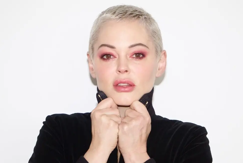 Ahora tiene 49 años, ha tenido pequeños papeles en series como Citizen Rose y Érase una vez.