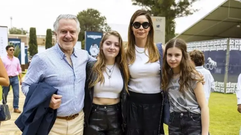 Constanza, hija de Edith González, junto con la familia de su padre Santiago Creel. Foto: Revista Quién