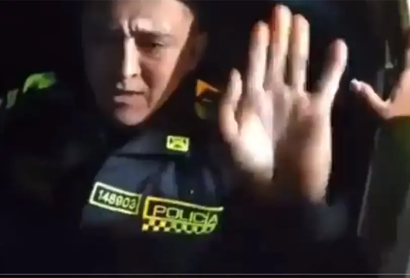 Un agente de policía se volvió viral en las redes luego de que fue captado intentando deshacerse de los billetes que había recibido como resultado de una extorsión, comiéndoselos Un agente de policía se volvió viral en las redes luego de que fue captado intentando deshacerse de los billetes que había recibido como resultado de una extorsión, comiéndoselos