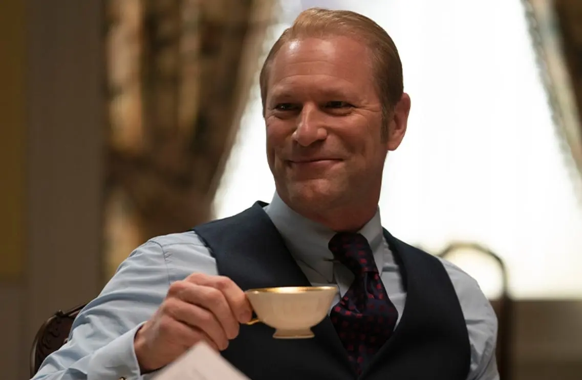 Ahora tiene 55 a&ntilde;os, ha participado en las series: The First Lady y The Romanoffs. 