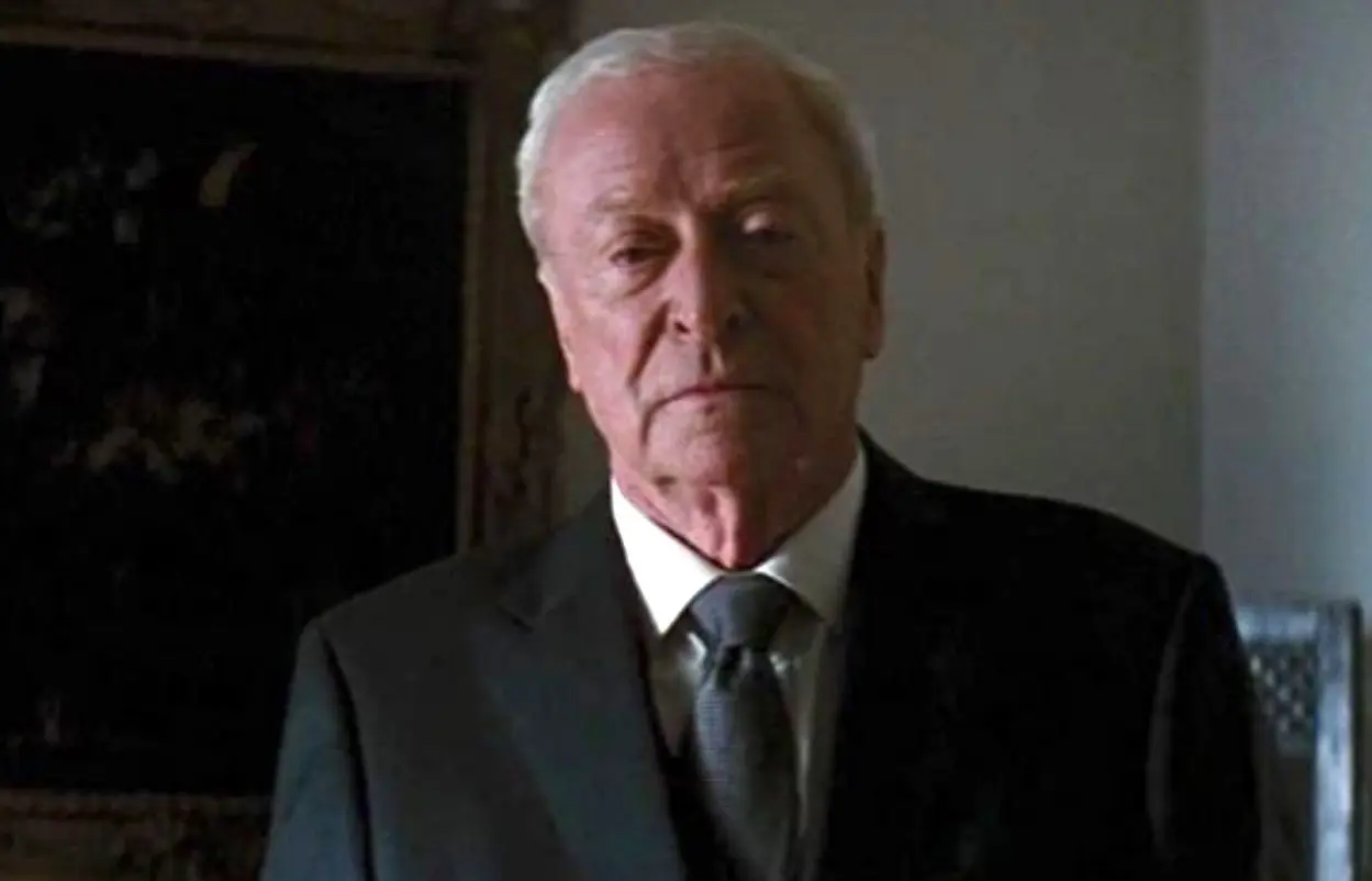 Michael Caine interpret&oacute; a Alfred Pennyworth, el mayordomo de Bruce