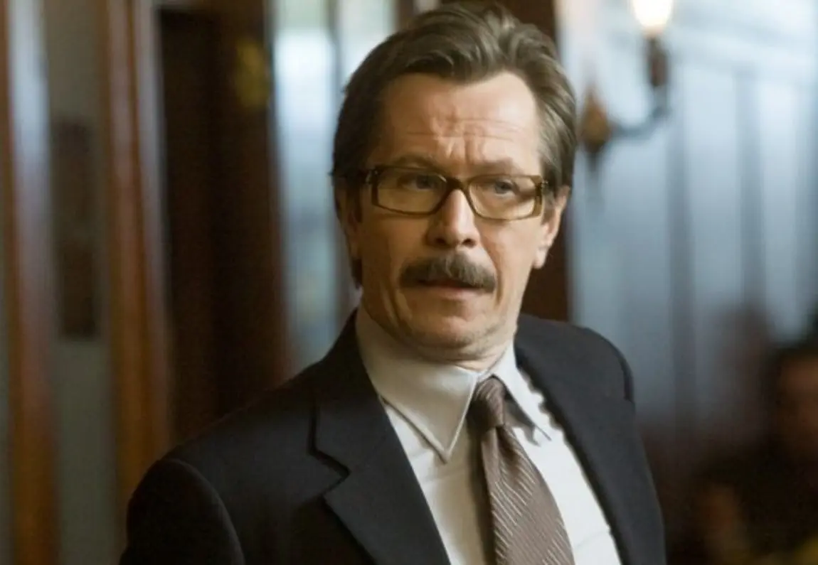 Gary Oldman interpret&oacute; al teniente James Gordon