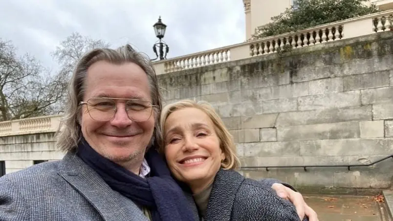 Ahora tiene 65 a&ntilde;os, es padre de 3 hijos y desde 2017 est&aacute; casado con Gisele Schmidt. Ha trabajado en otras pel&iacute;culas como  Mank y TAU.