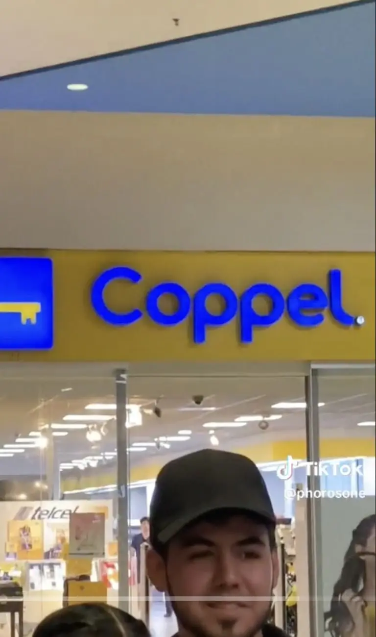 Cajera de Coppel baila en la plaza mientras clientes la esperan. Foto: Tik Tok