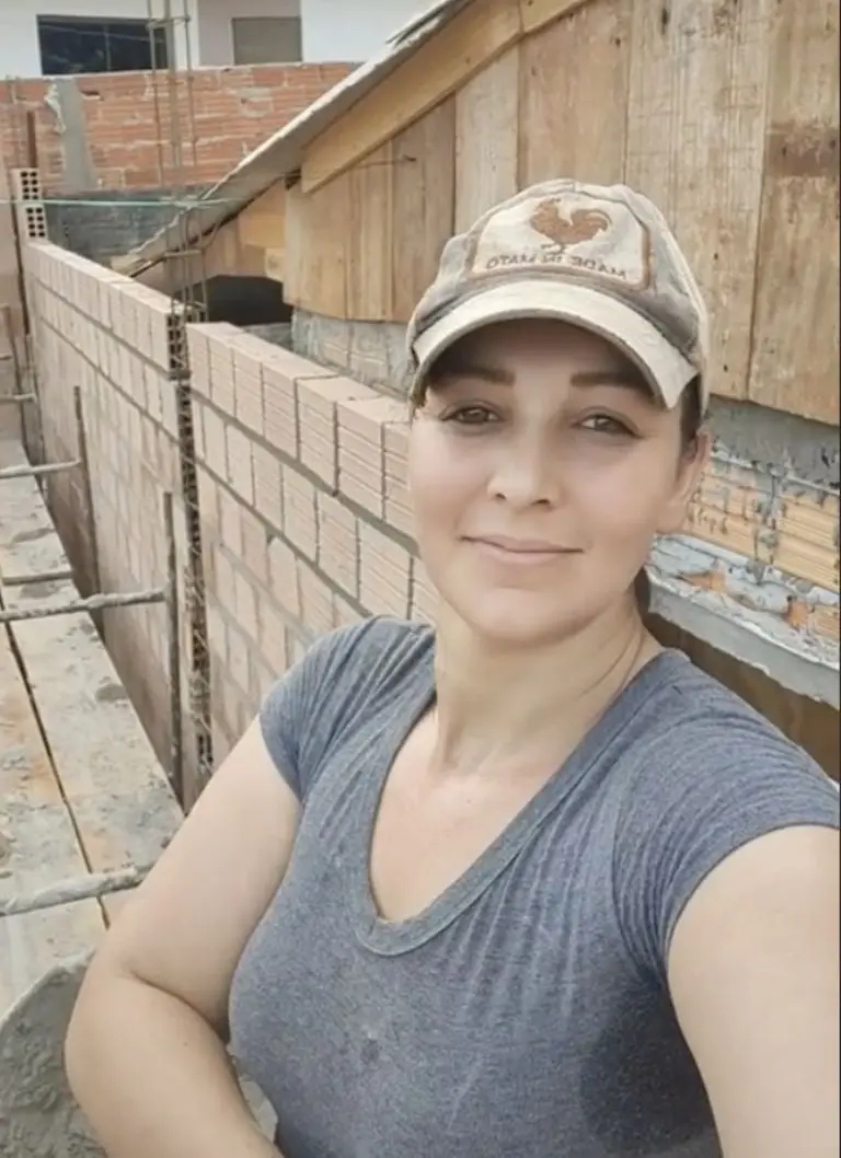 Mujer albañil demuestra que no solo hombres pueden construir y reparar. Tik Tok (Suellen Pedreira)