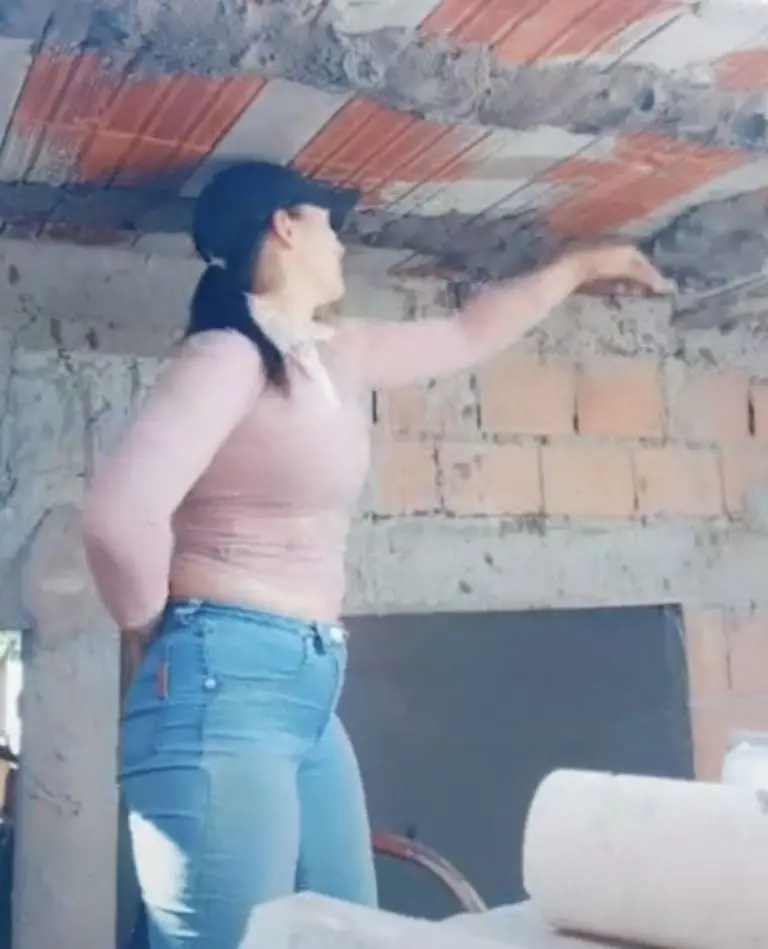 LeMujer albañil demuestra que no solo hombres pueden construir y reparar. Tik Tok (Suellen Pedreira)yenda