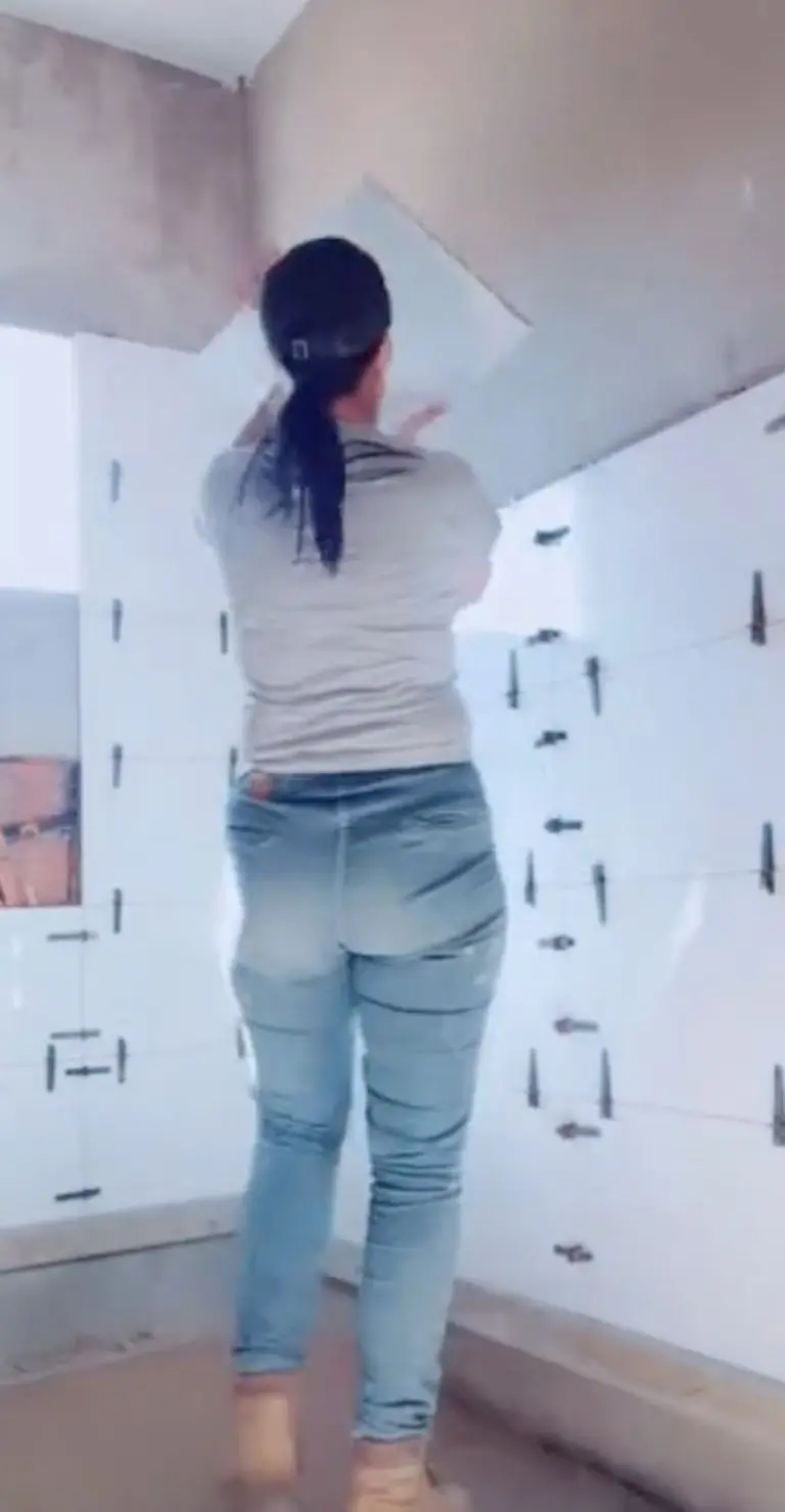 Mujer albañil demuestra que no solo hombres pueden construir y reparar. Tik Tok (Suellen Pedreira)