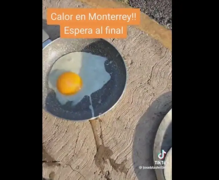 Joven cocina su desayuno en la banqueta (TikTok)