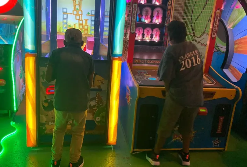 Un par de hermanitos que venden paletas en calles del Cabo San Lucas, Baja California Sur, se llevaron una hermosa sorpresa luego de que un joven decidiera regalarles tenis nuevos y llevarlos a pasar un d&iacute;a incre&iacute;ble