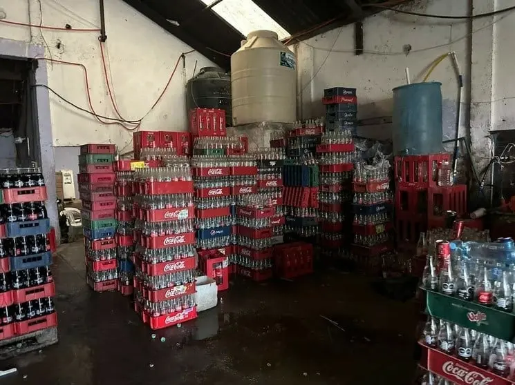 Encuentran otra fábrica clandestina de refresco. Encuentran otra fábrica clandestina de refresco.