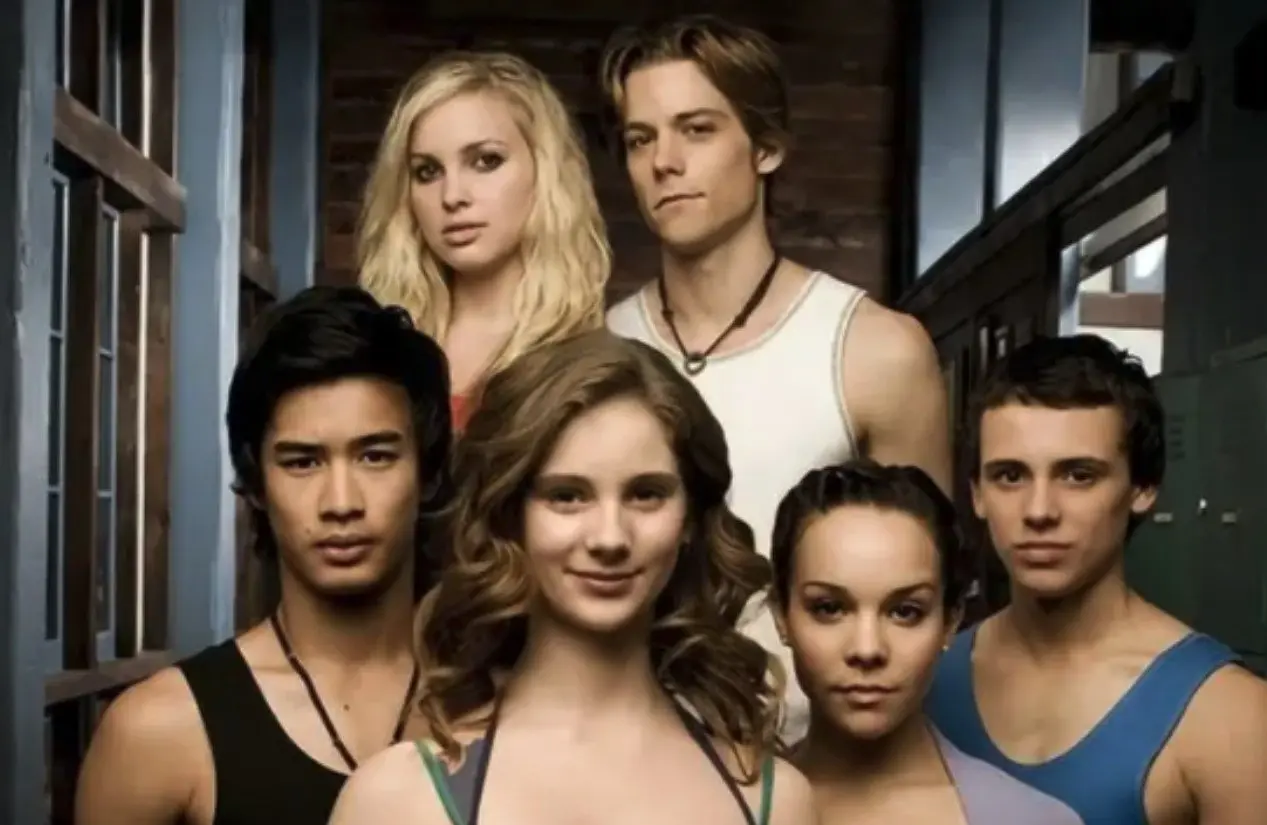 La serie sigue a los estudiantes de una academia de danza, quienes aspiran a convertirse en bailarines profesionales, y en el proceso surgen varios romances y tambi&eacute;n rivalidades.