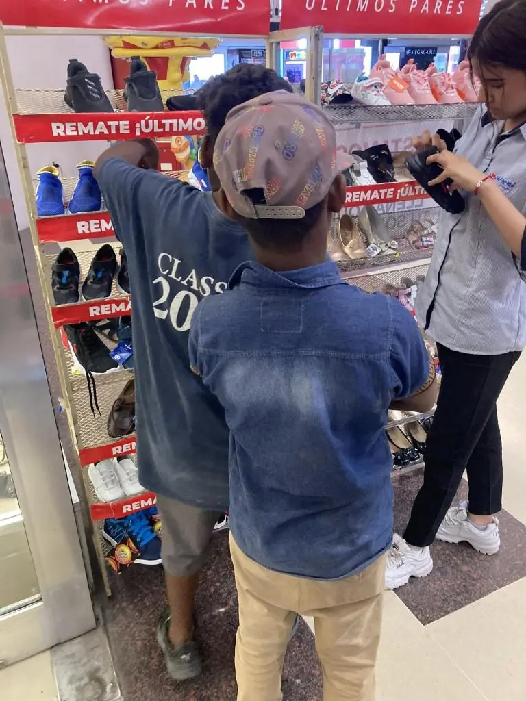 Joven regala tenis a niños vendedores de paletas - Tomada de Facebook