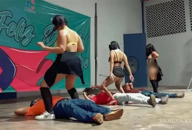Alcalde en Chiapas celebra con bailarinas el D&iacute;a del Padre. 