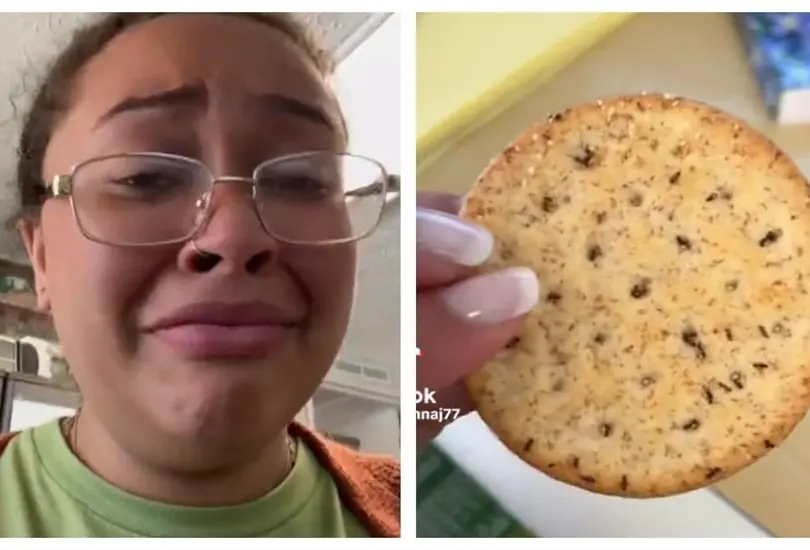 Joven encuentra hormigas en sus galletas Joven encuentra hormigas en sus galletas