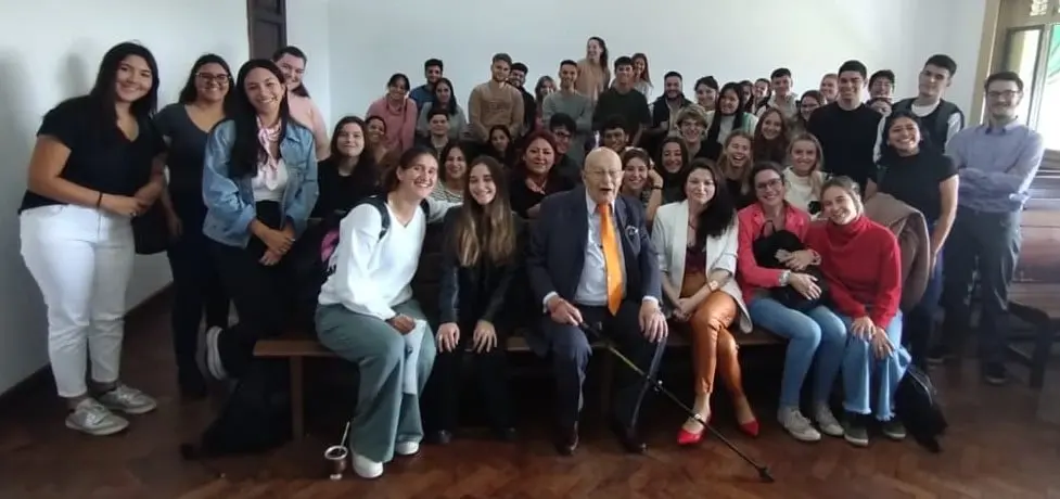 Los compañeros de don Julio le organizaron una fiesta para celebrarlo Los compañeros de don Julio le organizaron una fiesta para celebrarlo