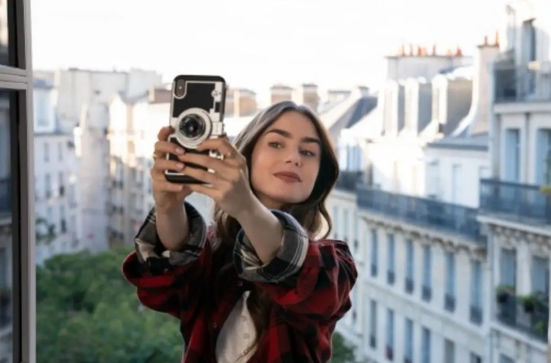 Emily in Paris (cuarta temporada). No tiene fecha de estreno, pero las anteriores temporadas se han estrenado a finales de diciembre.
