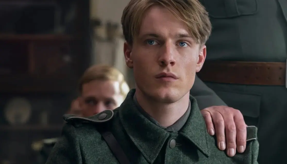 La luz que no puedes ver. Será una serie de dos adolescentes en la Segunda Guerra Mundial que comparten una conexión secreta y se estrenará el 2 de noviembre.