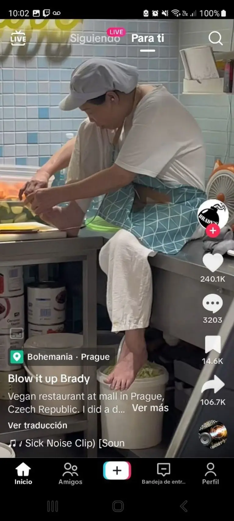 Captan a empleada de restaurente cortándose las uñas de los pies - Tomada de video