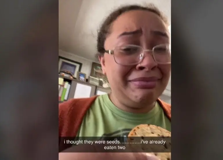 Joven se come galletas con hormigas (TikTok)
