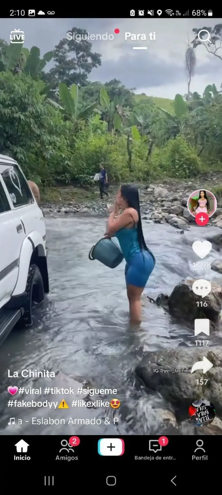 Guapa joven se refresca con agua fría - Tomada de video