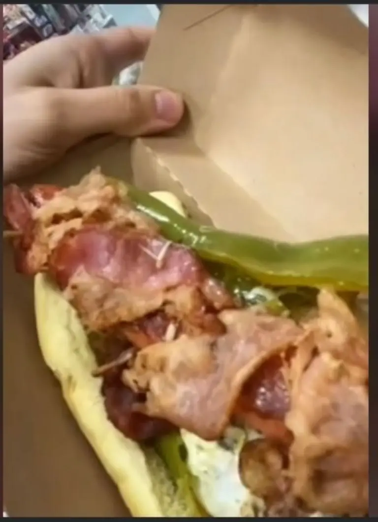 A la influencer le gustan los hot dogs sin jitomate, con poca mayonesa