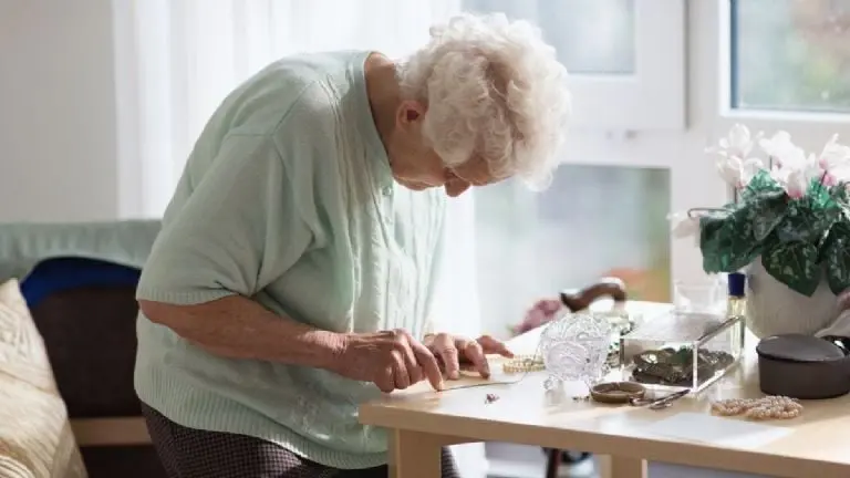 Desarrollan vacuna contra la demencia causada por Alzheimer. Foto: Canva