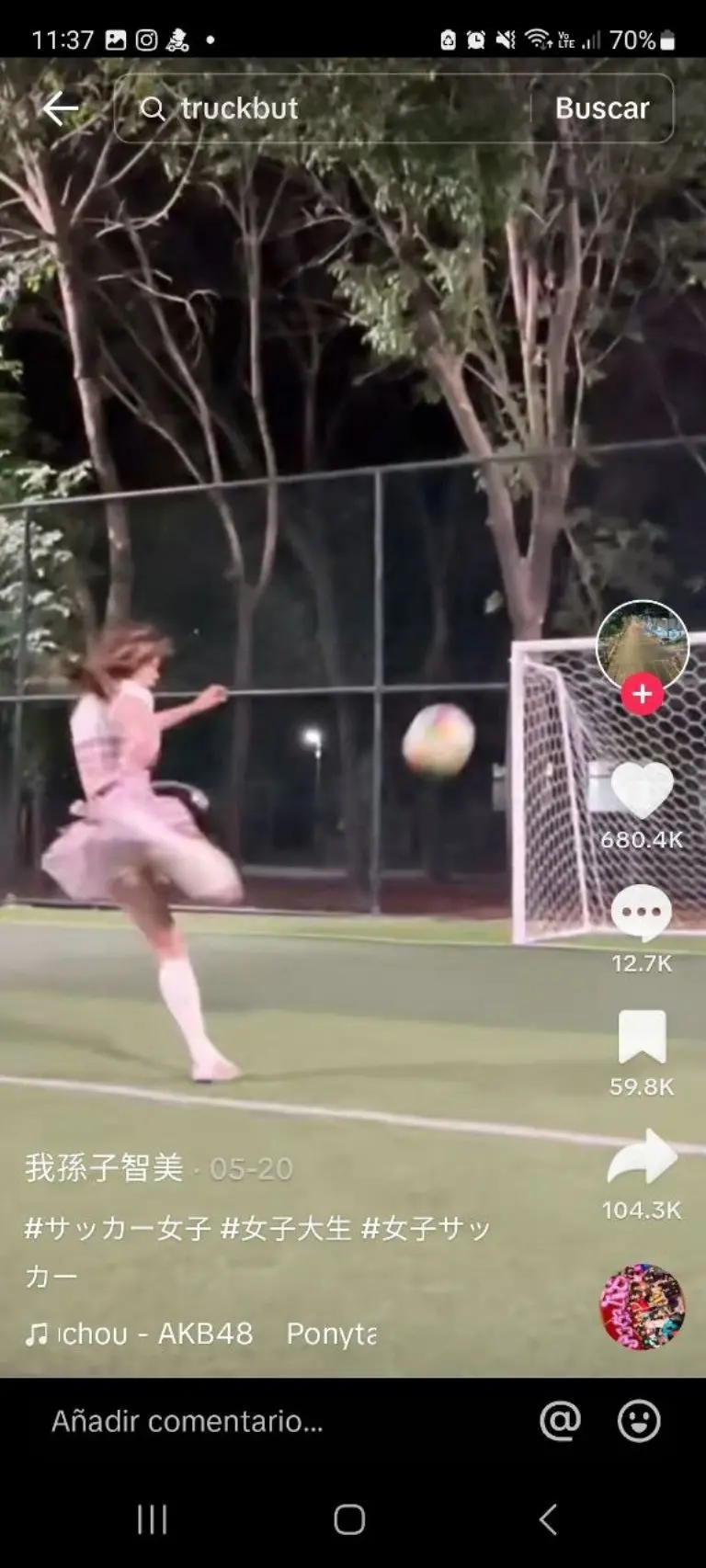 Jugadora de futbol conquista las redes - Tomada de video
