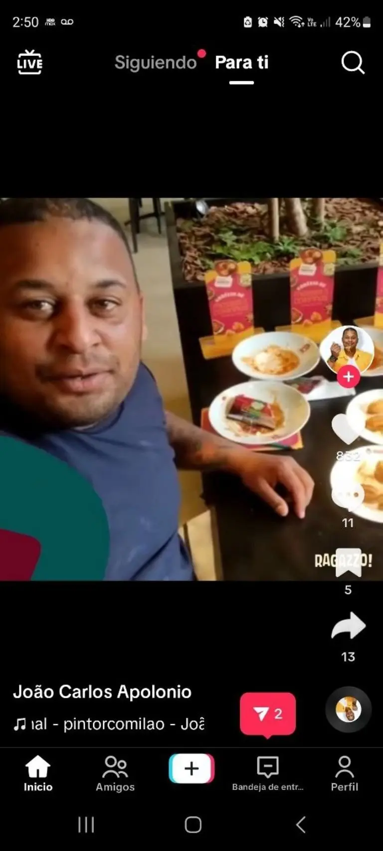 Corren a hombre por devorar en buffet - Tomada de video