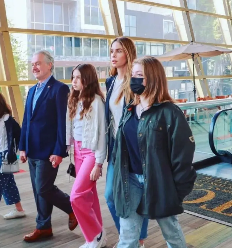 El diputado est&aacute; casado con Paulina Velasco Salcido desde 2010.