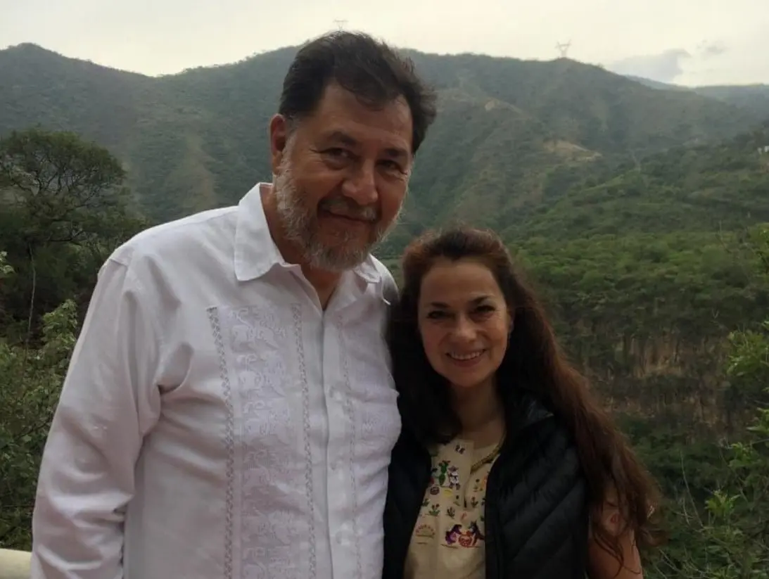 El diputado con licencia est&aacute; casado con Emma Ocampo Silva.