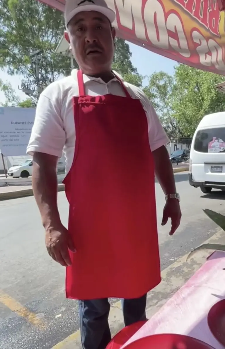 Taquero se enoja porque el joven no traía dinero para pagar. Foto: Plátano