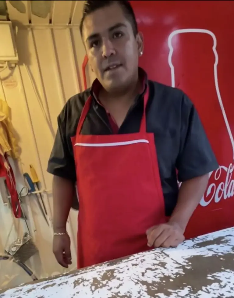 Taquero explica que vive al día, por eso no le regala los tacos. Foto: Plátano