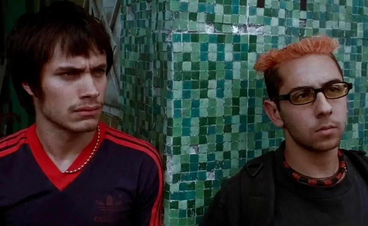 Amores Perros fue una película que se estrenó en el 2000 y dio a conocer al director mexicano  Alejandro González Iñárritu. La cinta se desarrolla en la Ciudad de México y narra tres historias diferentes de personas que no se conocen, pero el destino los hace coincidir en un accidente de tránsito.