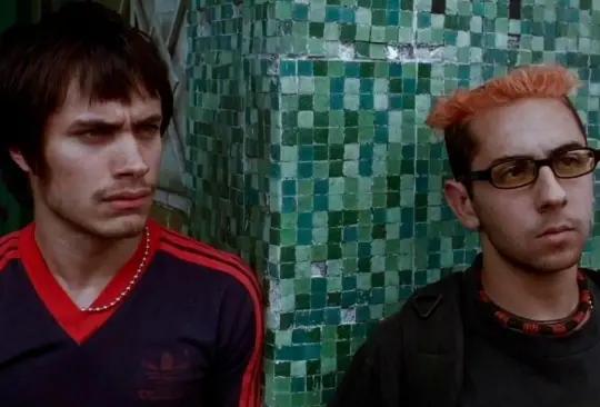 Amores Perros fue una película que se estrenó en el 2000 y dio a conocer al director mexicano  Alejandro González Iñárritu. La cinta se desarrolla en la Ciudad de México y narra tres historias diferentes de personas que no se conocen, pero el destino los hace coincidir en un accidente de tránsito.