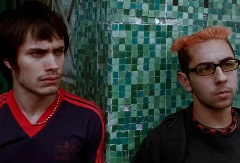 Amores Perros fue una película que se estrenó en el 2000 y dio a conocer al director mexicano Alejandro González Iñárritu. La cinta se desarrolla en la Ciudad de México y narra tres historias diferentes de personas que no se conocen, pero el destino los hace coincidir en un accidente de tránsito. Amores Perros fue una película que se estrenó en el 2000 y dio a conocer al director mexicano Alejandro González Iñárritu. La cinta se desarrolla en la Ciudad de México y narra tres historias diferentes de personas que no se conocen, pero el destino los hace coincidir en un accidente de tránsito.
