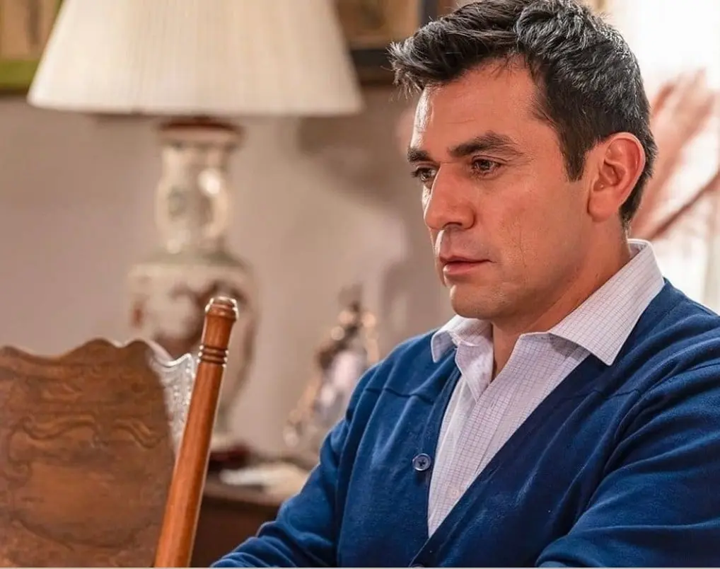 Ahora tiene 54 años, es padre de 6 hijos y actualmente está casado con la actriz Elizabeth Álvarez. Ha trabajado en las telenovelas: Amores que engañan y S.O.S me estoy enamorando.