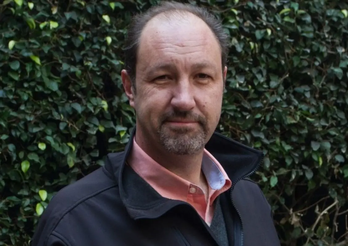 Ahora tiene 53 años y es padre de dos hijos. Ha trabajado en series como Pena ajena y El Junior: El Mirrey de los Capos.