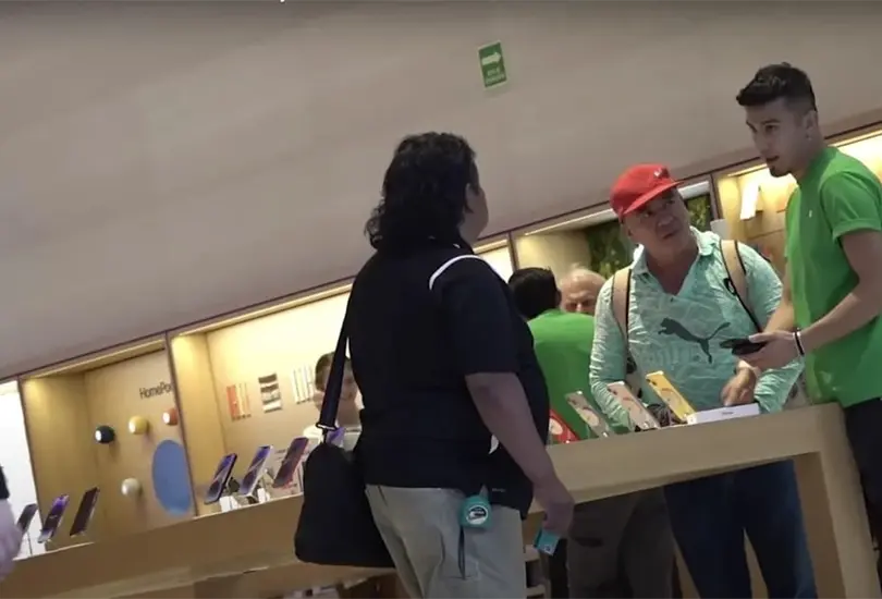 Alba&ntilde;iles van a tienda elegante a comprar un iPhone 14  y as&iacute; los trataron. 