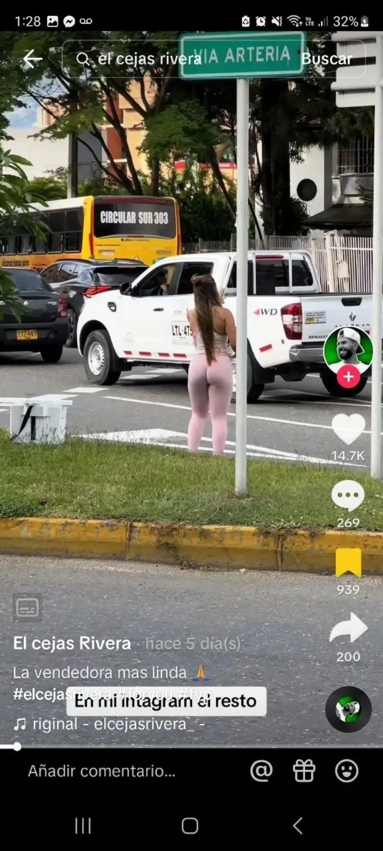 Vendedora de aguas cautiva con su belleza - Tomada de video