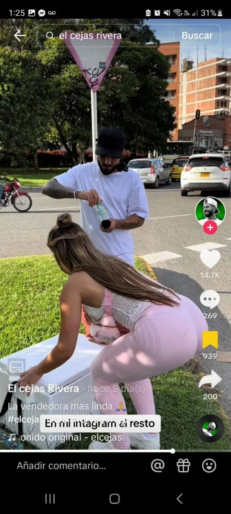Vendedora de aguas cautiva con su belleza - Tomada de video