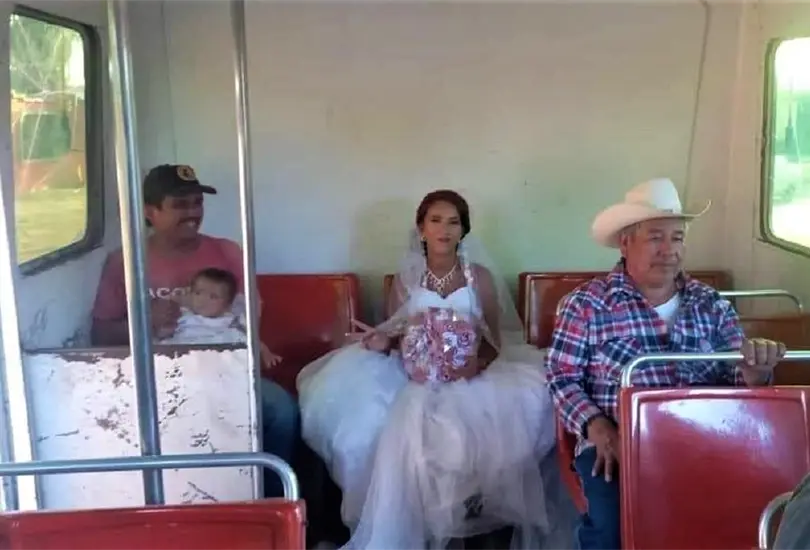 Novia viaja en cami&oacute;n para llegar  putnual a su boda