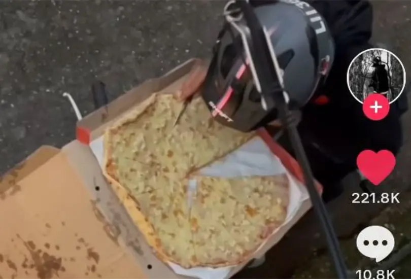 &iquest;Qu&eacute; har&iacute;as si realizas un pedido de comida a trav&eacute;s de una aplicaci&oacute;n y luego de varios minutos descubres al repartidor de comi&eacute;ndose el alimento? 