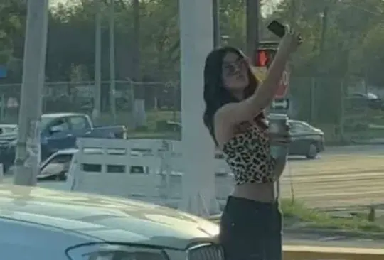 Captan a joven vaciando café de oxxo en vaso de Starbucks para tomarse selfie