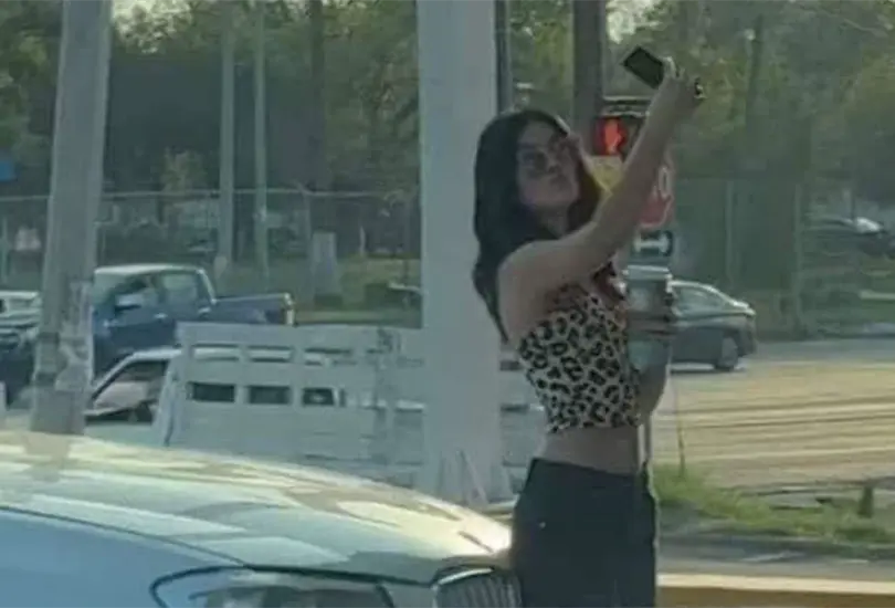 Captan a joven vaciando café de oxxo en vaso de Starbucks para tomarse selfie Captan a joven vaciando café de oxxo en vaso de Starbucks para tomarse selfie