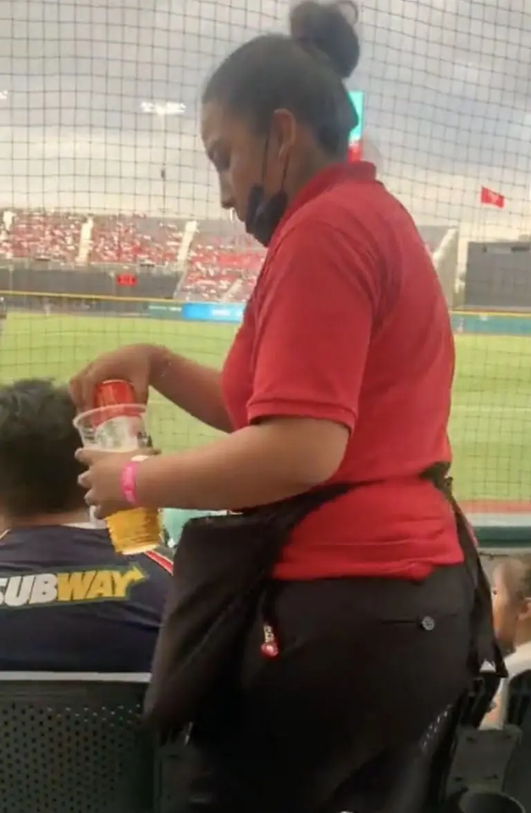 Vendedora rellena cerveza con vasos usados en estadio de béisbol. Foto: Tik Tok